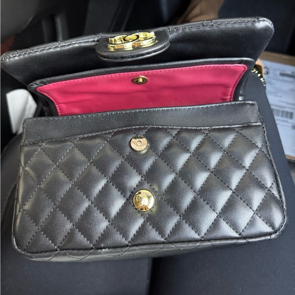 Elegant Black Quilted Shoulder Bag with Gold Details - Picture 3 of 7